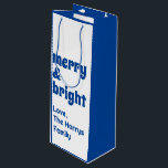 メリーBright Minimalist Christmas Family Black ワインギフトバッグ<br><div class="desc">エレガントクリスマス色のミニマル抱き枕。タイポグラフィエレガントはシンプル白と大のメッセージと与えし、家族の贈り物の名前の下に"明るいメリー"と。バッグのデザインはシンプルクリスマス色のコレクションの一伝統的部である。クリスマスの季節に特別な、あなたはそれをパーソナライズし与えて、あなたの家族、友人や知り合いは次の休日の間にプレゼントすることができる。</div>