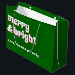 メリーBright Minimalist Christmas Family Green ラージペーパーバッグ<br><div class="desc">エレガントクリスマス色のミニマル抱き枕。タイポグラフィエレガントはシンプル白と大のメッセージと与えし、家族の贈り物の名前の下に"明るいメリー"と。バッグのデザインはシンプルクリスマス色のコレクションの一伝統的部である。クリスマスの季節に特別な、あなたはそれをパーソナライズし与えて、あなたの家族、友人や知り合いは次の休日の間にプレゼントすることができる。</div>