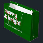 メリーBright Minimalist Christmas Family Green ラージペーパーバッグ<br><div class="desc">エレガントクリスマス色のミニマル抱き枕。タイポグラフィエレガントはシンプル白と大のメッセージと与えし、家族の贈り物の名前の下に"明るいメリー"と。バッグのデザインはシンプルクリスマス色のコレクションの一伝統的部である。クリスマスの季節に特別な、あなたはそれをパーソナライズし与えて、あなたの家族、友人や知り合いは次の休日の間にプレゼントすることができる。</div>