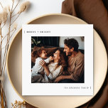 メリーBright Minimalist Family Christmas Photo シーズンカード<br><div class="desc">私たちの"明るい"家族の写真カードでフェスティバルメリーシーズンの喜びをキャプチャ。ミニマルデザインとモダンヴィンテージタイプライター文字を組み合わせたカードは、大切な家族の瞬間を美しく映し出す。両面エレガントデザインはユニークtouchを提供し、洗練されたと洗練された何かを探す人々に最適なシンプル。宗教的な祝キリスト教のクリスマスや単に季節の気持ちを愛すメリーるかどうか、このカードはあらゆるメールボックスに暖かさと笑いのtouchを追加する。あなたの家族の写真でパーソナライズし、あなたの休日をさらに思い出に残る。家族の瞬間や心おもしろいからの願いを送るのに最適。</div>