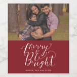 メリーBright Red Family Photo Christmas ワインラベル<br><div class="desc">赤いカスタム写真「明るい」のデザインにクリスマスの休日のワインのラベルメリー。写真カスタマイズと名前と一緒にこのデザインのクリスマスカードとアクセサリーをコーディネートする私たちの店を訪れる。</div>