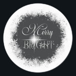 メリーBright Snowfall Christmas ID591 ラウンドシール<br><div class="desc">木炭の灰色の背景に重い雪を縁ど張り、明るい星で浮き彫りにした「明るいメリーと明るい」のタイポグラフィデザインを施した美しいクリスマスのシ輝くステッカー。クリスマスに似て来た！ID591を検索し、このミックスn'マッチデザインセットのすべての調整製品を表示する。</div>