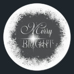 メリーBright Snowfall Christmas ID591 ラウンドシール<br><div class="desc">木炭の灰色の背景に重い雪を縁ど張り、明るい星で浮き彫りにした「明るいメリーと明るい」のタイポグラフィデザインを施した美しいクリスマスのシ輝くステッカー。クリスマスに似て来た！ID591を検索し、このミックスn'マッチデザインセットのすべての調整製品を表示する。</div>