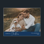 メリーChristmas Family Photo, Winter Happiness ポストカード<br><div class="desc">メリークリスマス。この祝家族の写真と季節の写真の居心地の良い幸せ冬と新年のネイビーブルーの葉書。それは完全にカスタマイズされパーソナライズされた、あなた自身のグリーティングメッセージと。差出人住所を追加して簡単郵送。それはシンプル簡単だが居心地のモダン良いフェスティバルだ。これは、あなたの休日の願いを送信するのに最適なポストカードである。</div>
