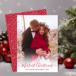 メリーChristmas Red Script One Photo Christmas シーズンカード<br><div class="desc">赤エレガントモダン文字1枚の写真メリーChristmas Script Holiday Card。このフェスティバルリストシンプルのお洒落1写真の休日のグリーティングカードテンプレートは、美しい手のレタスのミニマルなフォントのの書の赤い文字のフォトオーバーレイ書で"クリスマス"グリーティング文字を備えている。赤い背景の裏側の雪や雪の結晶のパターン。クリスマスかわいらしの休暇シーズンに家族や友人のためのグリーティングカード。</div>