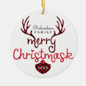 メリーChristmaskおもしろい赤い格子模様トナカイのマスクコービデ セラミックオーナメント (正面)