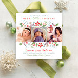 メリーLittle Christmas Babys First Photo Collage シーズンカード<br><div class="desc">白いスタイリッシュ四角い写真カードの機能メリーは、ベビーの名前、誕生日および統計の文字とモダンしてカスタム、タイプライスタスタイルで「リトルクリスマスを自分で過ごす」文言。ホリ縁どーのフローラ、ベリー、葉ズ、ピネコン、ブランチあなたの3つのフレームの休日の写真お気に入りの。配色：白と赤、ほこりっぽい紫、緑、茶色、およびミュートされたアクアブルー。</div>