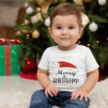 メリーSanta Hat Christmasで明るい ベビーTシャツ<br><div class="desc">ベビー用Tシャツタイポグラフィデザインとメリーサンタ帽子と明るいクリスマスおもしろいデザイン。このテーマの自分のバージョン人気がある。家族素晴らしの休日の衣服や時間のために。すべてのストアを表示bit.ly/SandyspiderStores</div>