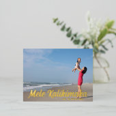 メリ・カリキマカ おしゃれなタイポグラフィー ビーチ フォト ゴールド 箔シーズンポストカード (立ち正面)