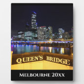 メルボルンオーストラリアCBDライトオーバークイーンズブリッジ フォトプラーク (正面)
