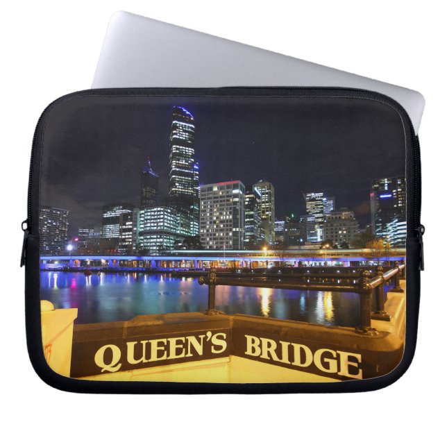 メルボルンCBD クイーンズブリッジのシティライト ラップトップスリーブ (正面)