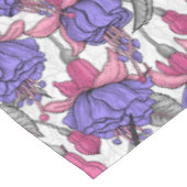 メルローズとピンクのハミングバードガーデン テーブルクロス (アングル)