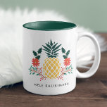 メレカリキマカ |クリスマス・パイナップル ツートーンマグカップ<br><div class="desc">休日に熱帯の応援を追加するこの島のシックなクリスマスマグは、ハワイアンのクリスマスグリーティング「メレカリキマカ」を搭載し、パイナップルイラストレーションに囲まれた休日の緑、赤いポインセチアの花とホリーの葉花。</div>