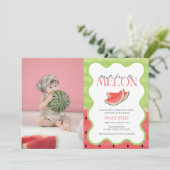 メロンに入った人 | ピンクグリーン写真第1誕生日 招待状 (スタンド正面)