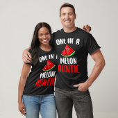 メロンのウンティスイカの果物の家族の家族の中の1つ Tシャツ (ユニセックス)