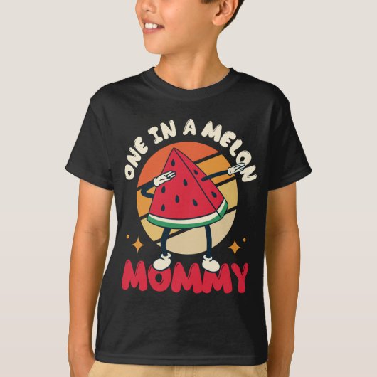 メロンの中に1個のママの大きなフルーツスイカ Tシャツ (正面)
