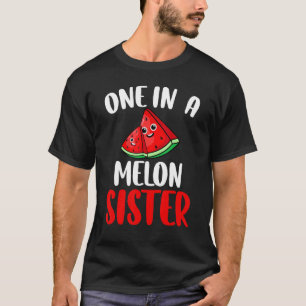 メロンの姉スイカの果物の家族の家族の中の1つ Tシャツ