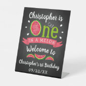 メロンチャルボードに1人1歳の誕生日へようこそ 台座サイン (正面)