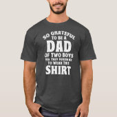 メンスの父は二人の男の子のパパになれて感謝している Tシャツ (正面)