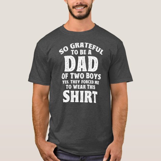 メンスの父は二人の男の子のパパになれて感謝している Tシャツ (正面)