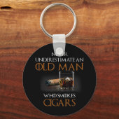 メンスはチークを吸う老人を過小評価しない キーホルダー (正面)
