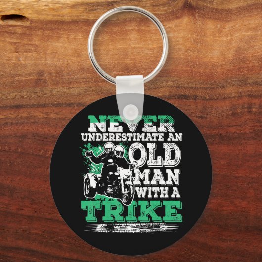 メンスはトライクCを持つ老人を決して過小評価しない キーホルダー (正面)