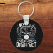 メンスはドラムを持つ老人を過小評価しない キーホルダー (正面)