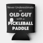 メンスはピックレブのある老人を決して過小評価しない 缶クーラー (裏面)