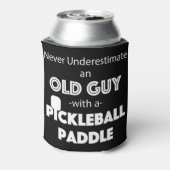 メンスはピックレブのある老人を決して過小評価しない 缶クーラー (缶裏面)