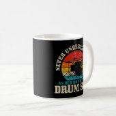 メンスは太鼓のセで老人を決して過小評価しない コーヒーマグカップ (正面右)