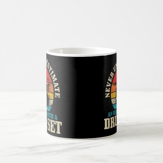 メンスは太鼓のセで老人を決して過小評価しない コーヒーマグカップ (中央)