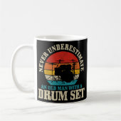 メンスは太鼓のセで老人を決して過小評価しない コーヒーマグカップ (左)