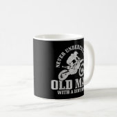 メンスは泥を塗った老人を決して過小評価しない コーヒーマグカップ (正面右)