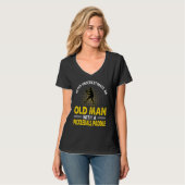 メンスは漬物を持つ老人を過小評価しない Tシャツ (正面フル)