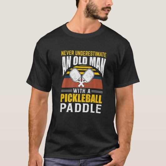 メンスは漬物を持つ老人を過小評価しない Tシャツ (正面)