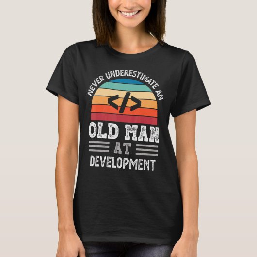 メンスは開発途上の老人を過小評価しない Tシャツ (正面)