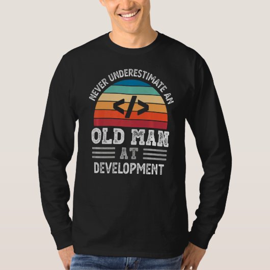 メンスは開発途上の老人を過小評価しない Tシャツ (正面)