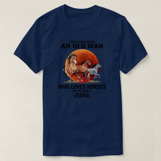 メンスは、老人が馬を愛することを決して過小評価しない Tシャツ (デザイン正面)