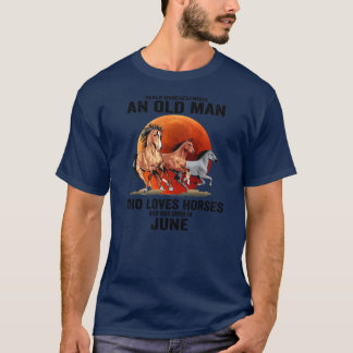 メンスは、老人が馬を愛することを決して過小評価しない Tシャツ