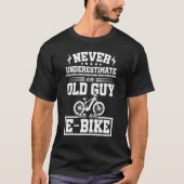 メンスはEバイクCの年老いた男を過小評価しない Tシャツ (正面)