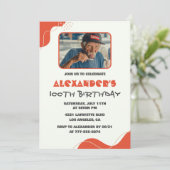 メンス100歳の誕生日招待状モダンフォトレッド 招待状 (スタンド正面)