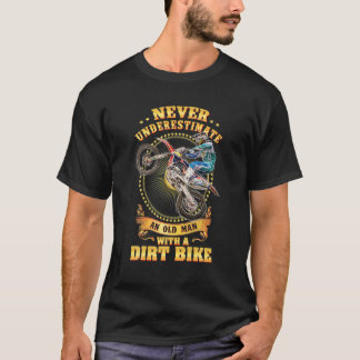 メンズおもしろいは決して老人モトクロスを過小評価しない Tシャツ