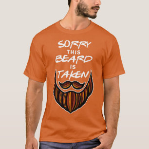 メンズおもしろいヒゲのカップルは彼の髭が赤くなるのを残念に Tシャツ