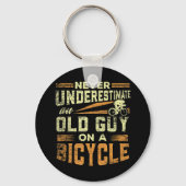 メンズがオートバイで老人を過小評価しない キーホルダー (正面)