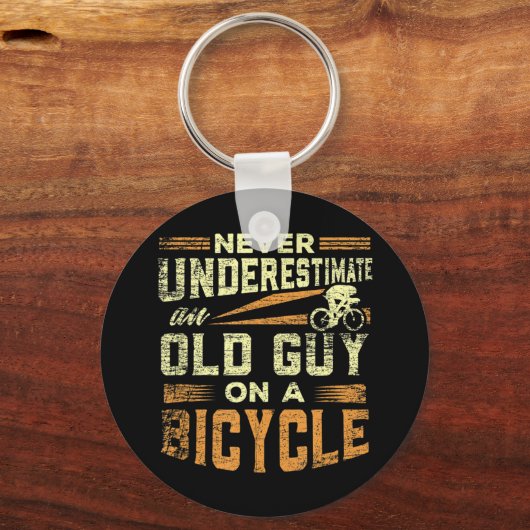 メンズがオートバイで老人を過小評価しない キーホルダー (正面)