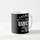 メンズが2023年に再び叔父に昇進しベビー妊娠 コーヒーマグカップ (正面右)