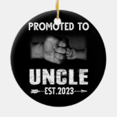 メンズが2023年の妊娠をおじさんに昇格 セラミックオーナメント (裏面)