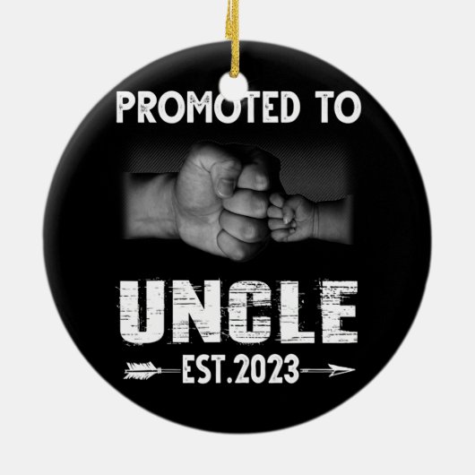 メンズが2023年の妊娠をおじさんに昇格 セラミックオーナメント (裏面)