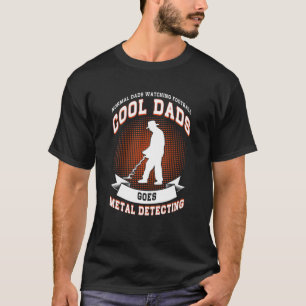 メンズの普通のパパがサッカーのクールパパを見に行く Tシャツ