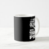 メンズはたばこを吸う老人を決して過小評価しない コーヒーマグカップ (正面右)